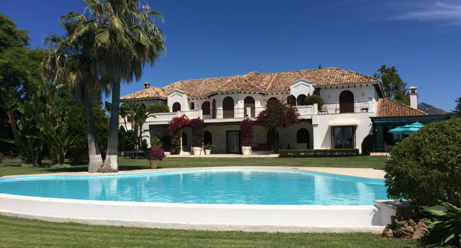 Beachfront villa in Guadalmina Baja