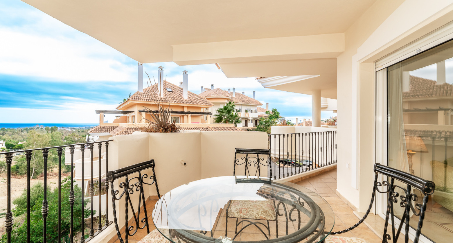 Magnifico apartamento con vistas al mar en prestigiosa urbanización de Aloha Hill Club