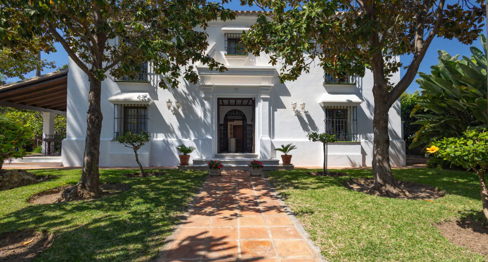 Andalusian Style Beachside Villa in Cortijo Blanco Marbella