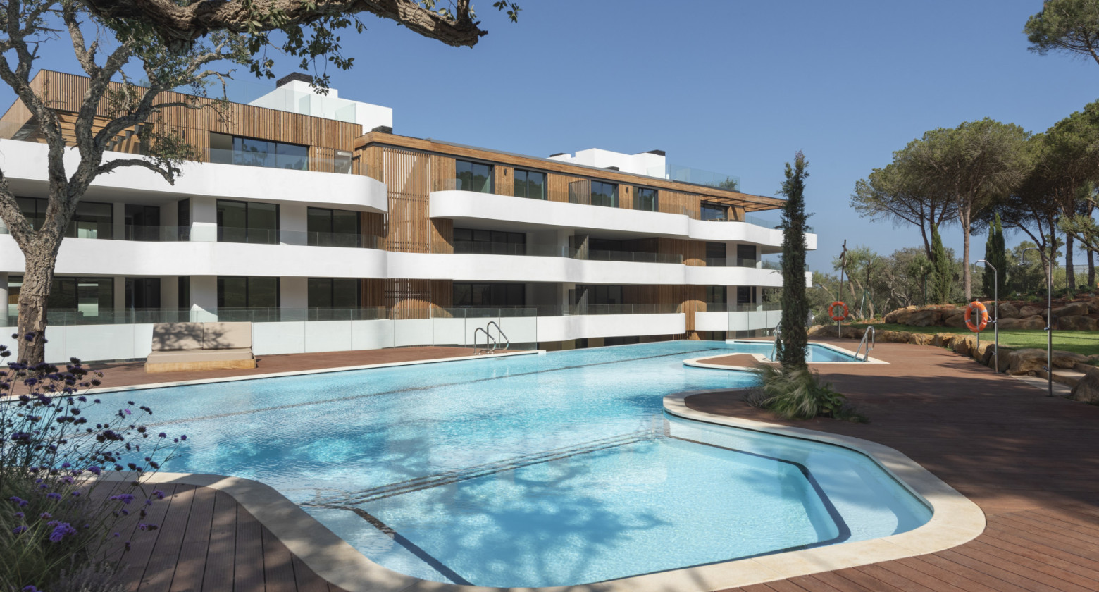 Elegant Ground-Floor Apartment with Private Garden in the Heart of Sotogrande