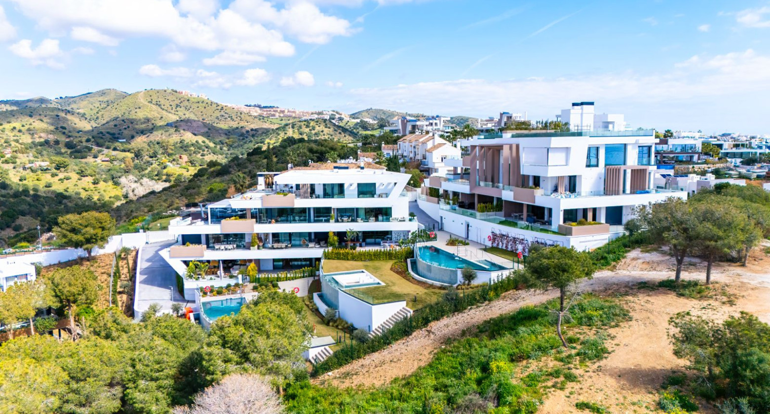 Ground Floor Apartment with Sea and Mountain Views in Artola, East Marbella