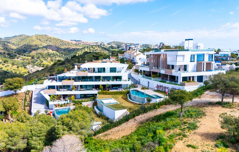 Ground Floor Apartment with Sea and Mountain Views in Artola, East Marbella