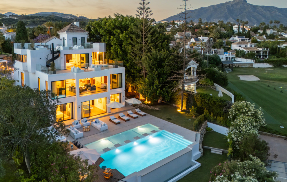 Contemporary villa in Los Naranjos, Marbella