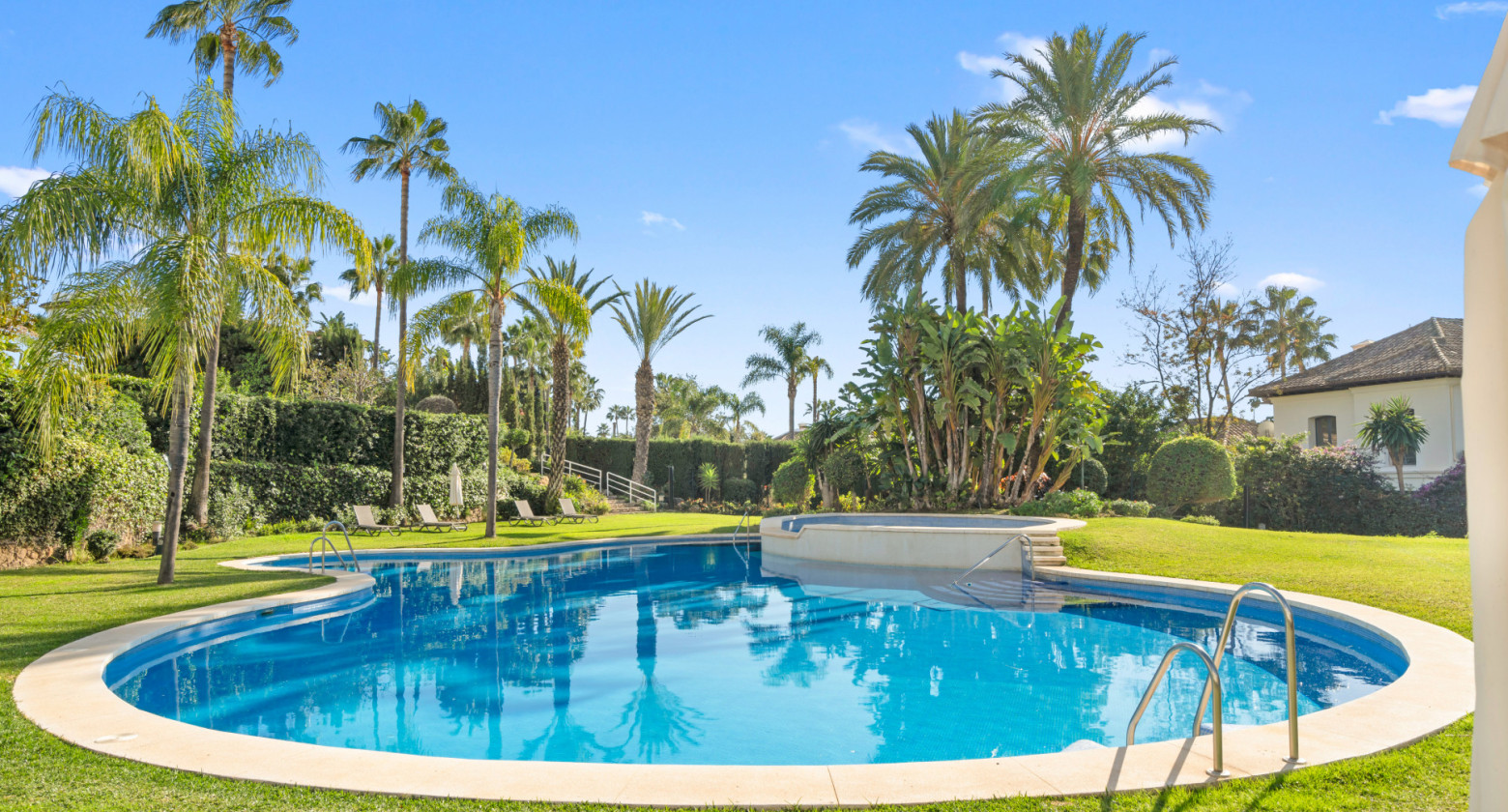 Apartamento Renovado en Venta en Nueva Andalucía con Vistas al Golf