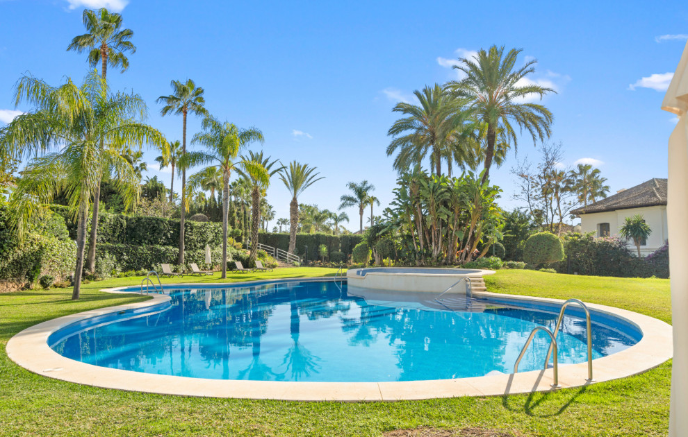 Apartamento Renovado en Venta en Nueva Andalucía con Vistas al Golf