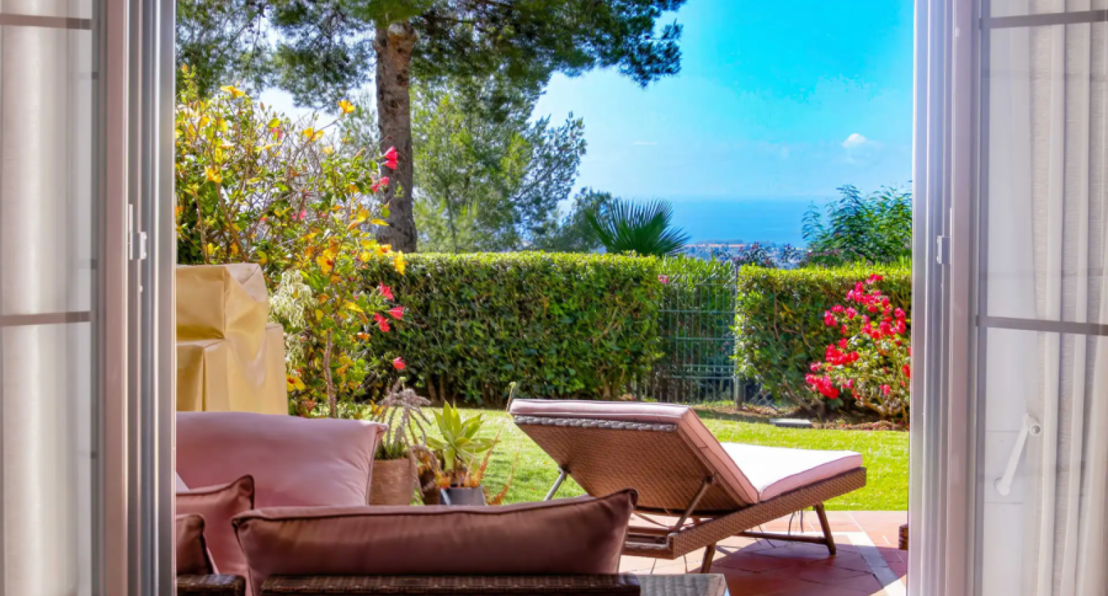 Apartment for Sale in Los Arqueros – Elegant Ground Floor Residence with Panoramic Sea Views
