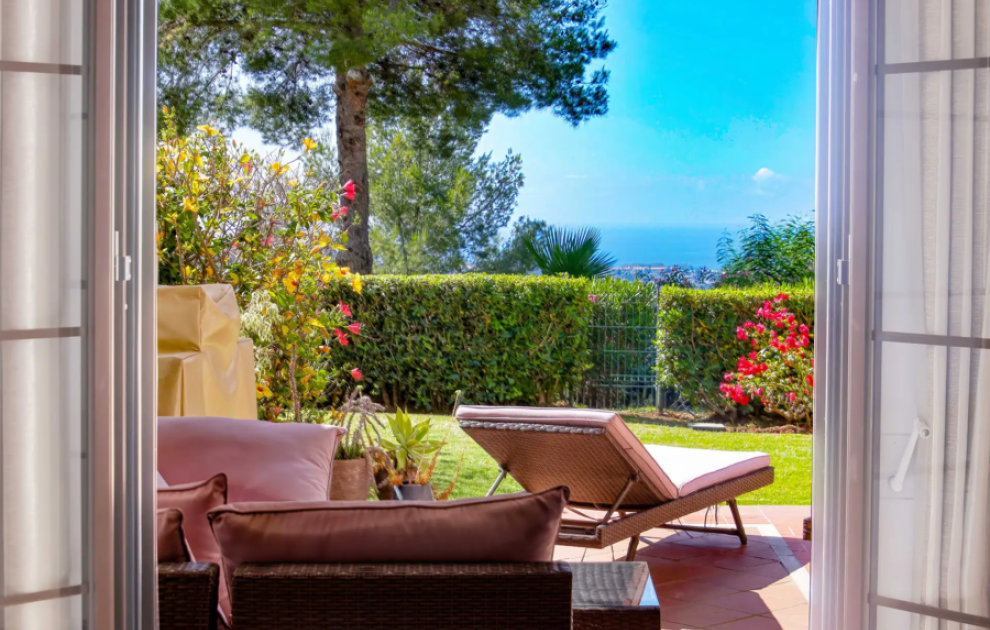 Apartment for Sale in Los Arqueros – Elegant Ground Floor Residence with Panoramic Sea Views
