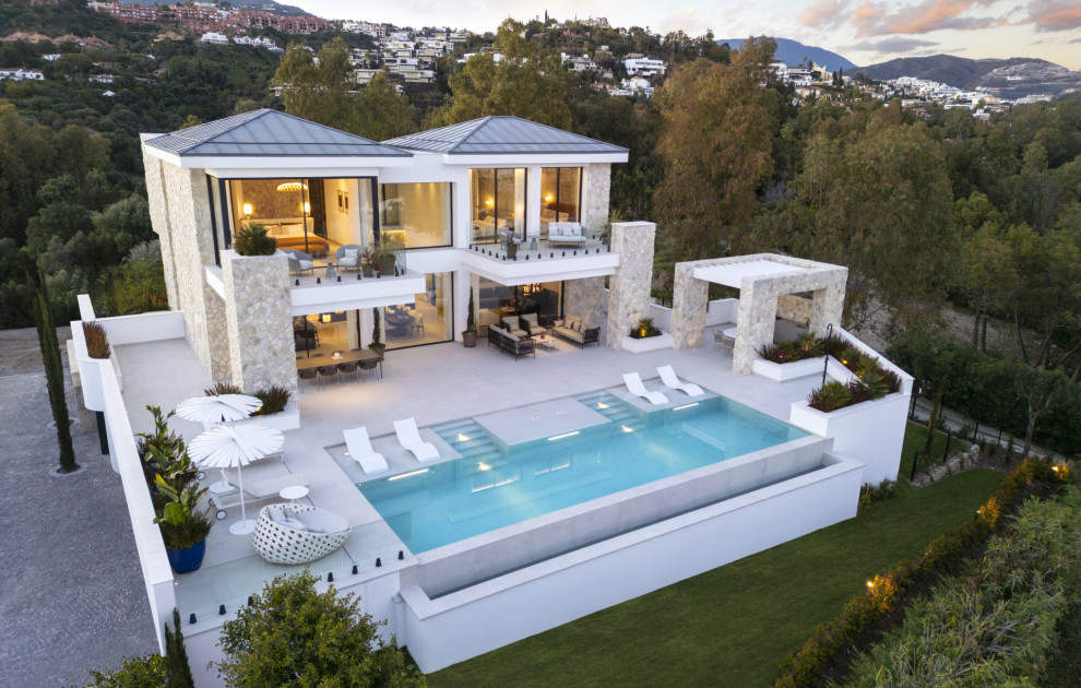 Contemporary Luxury Villa with Panoramic Views in La Quinta
