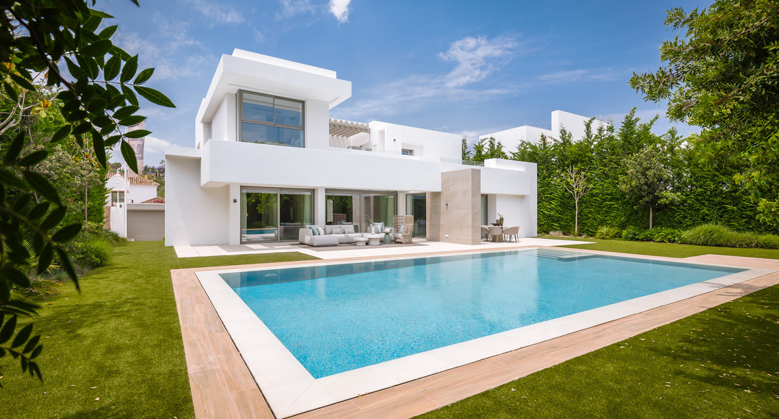 Elegant Contemporary Villa with 5 En-Suite Bedrooms in El Paraíso, New Golden Mile, Marbella