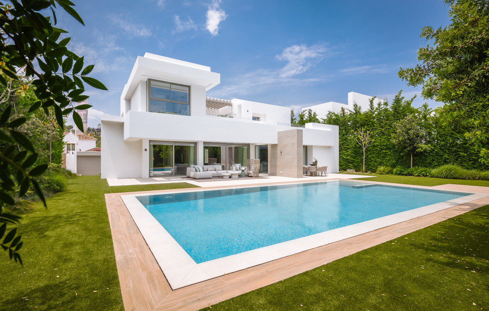 Elegant Contemporary Villa with 5 En-Suite Bedrooms in El Paraíso, New Golden Mile, Marbella