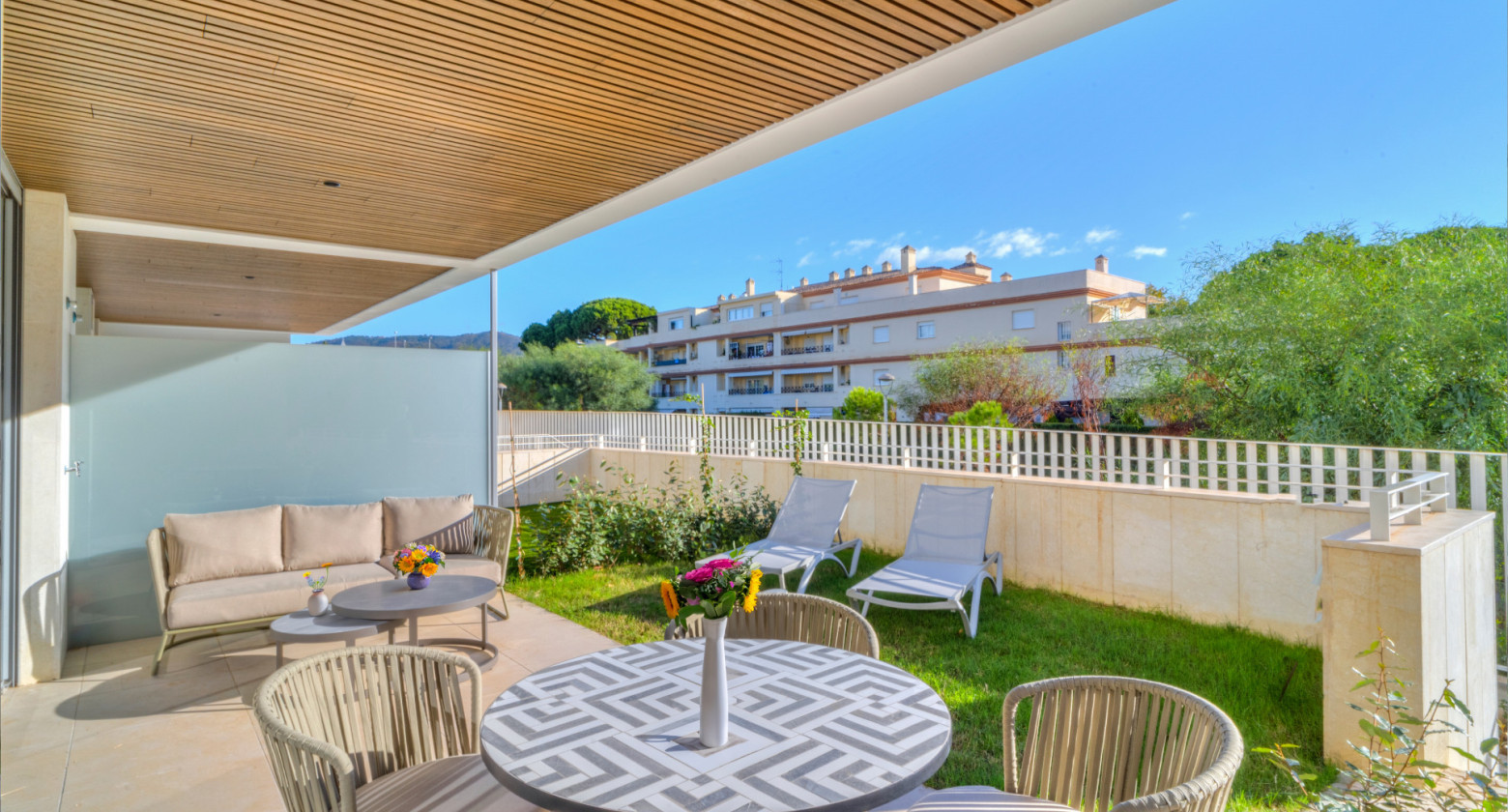 Ground Floor Apartment with Private Garden in Elviria, Marbella