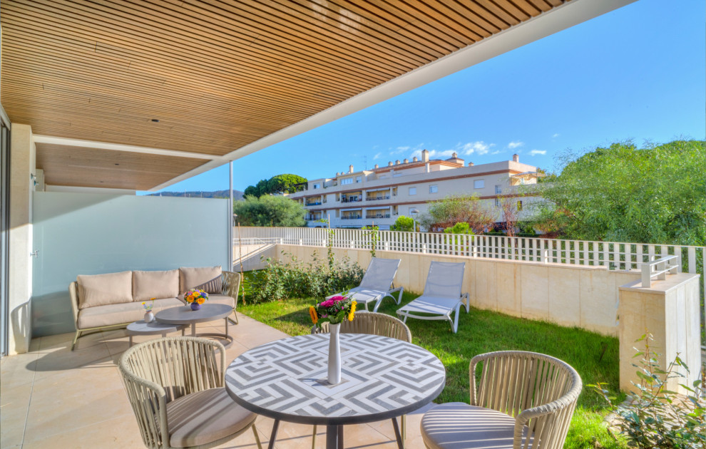 Ground Floor Apartment with Private Garden in Elviria, Marbella