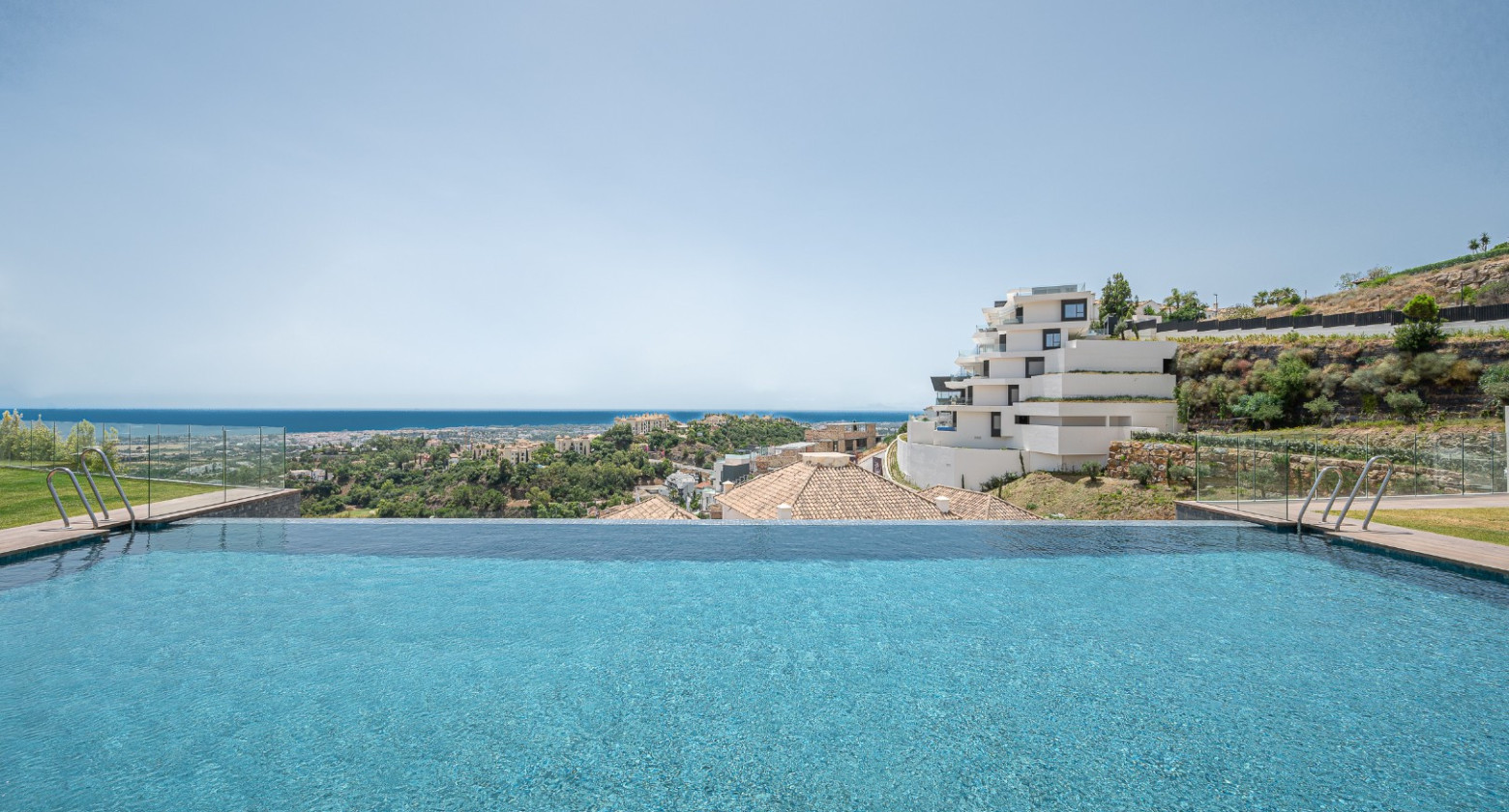 Elegant Corner Apartment with Panoramic Golf & Sea Views – Benahavís