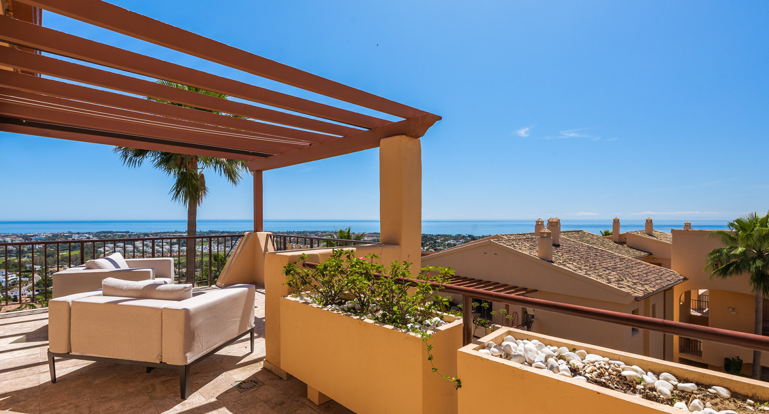 Ático de una sola planta con vistas panorámicas al mar en Benahavís
