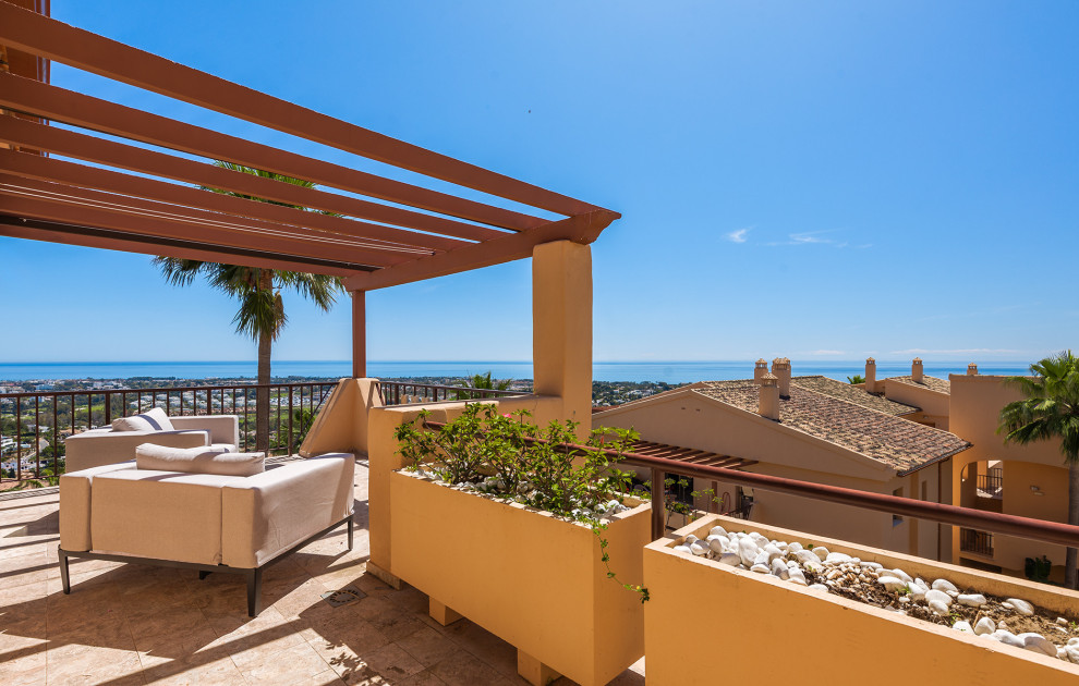 Ático de una sola planta con vistas panorámicas al mar en Benahavís
