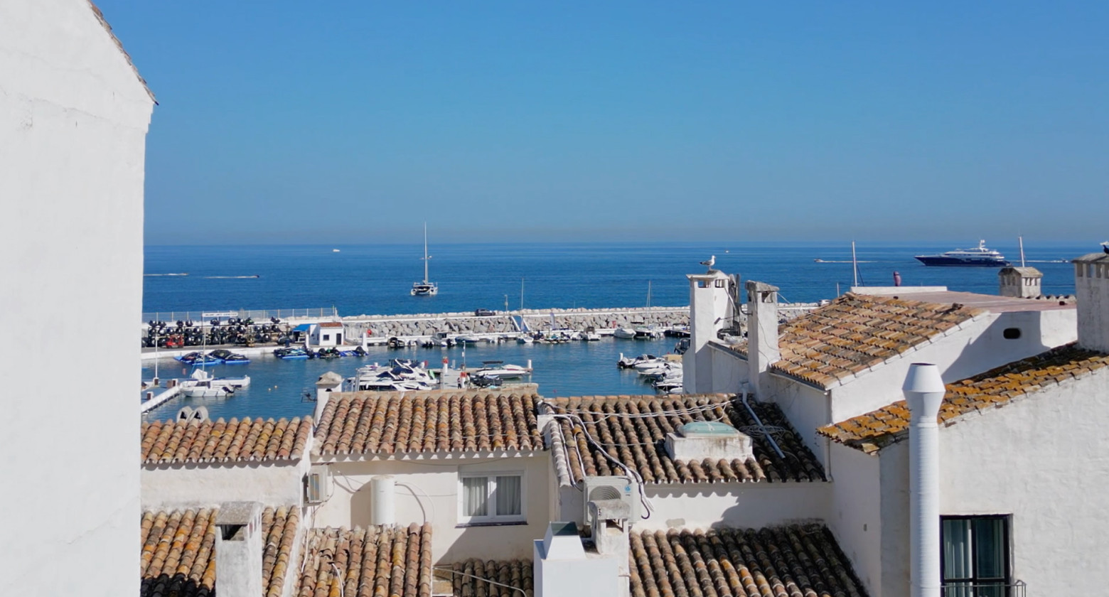 Apartamento Renovado en Puerto Banús – Lujo Frente al Mar