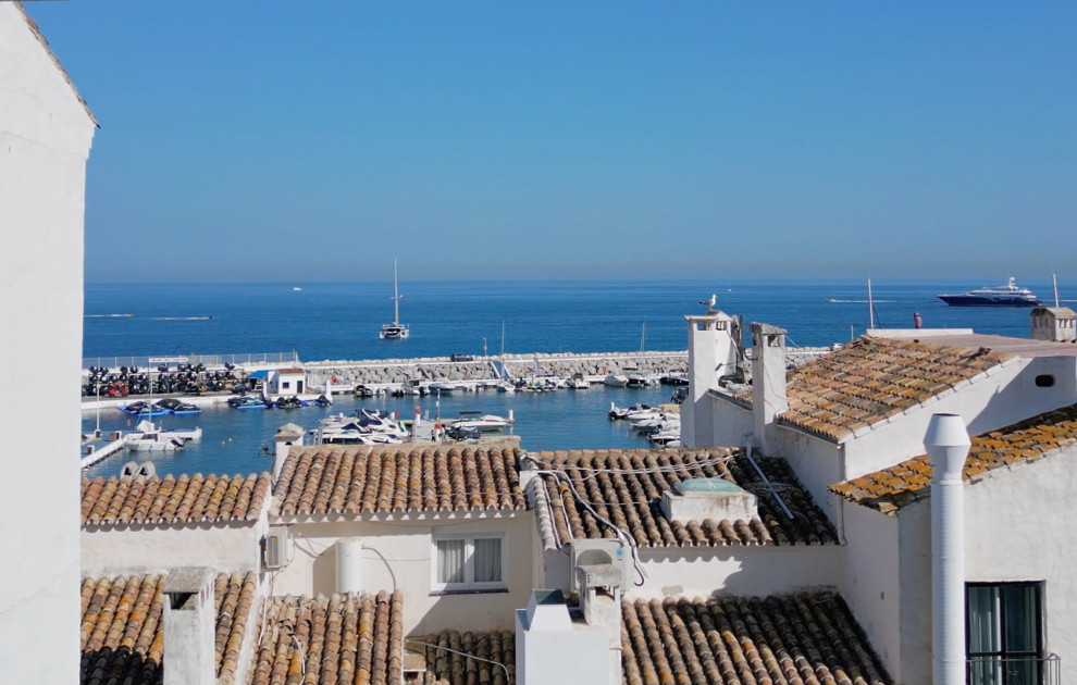 Apartamento Renovado en Puerto Banús – Lujo Frente al Mar