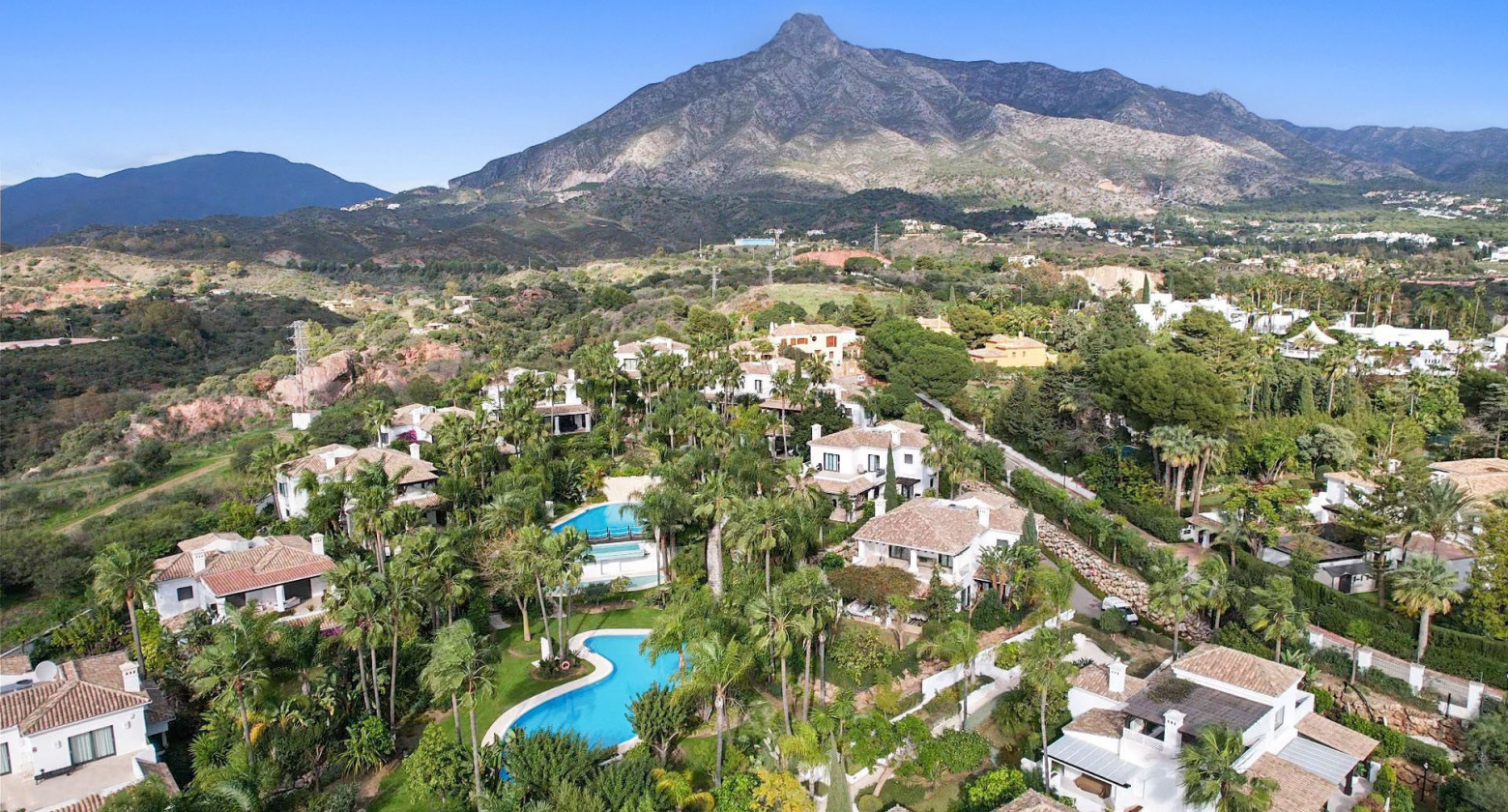 Elegante Villa de Lujo de Cinco Dormitorios Orientada al Sur en Las Lomas de Magna Marbella