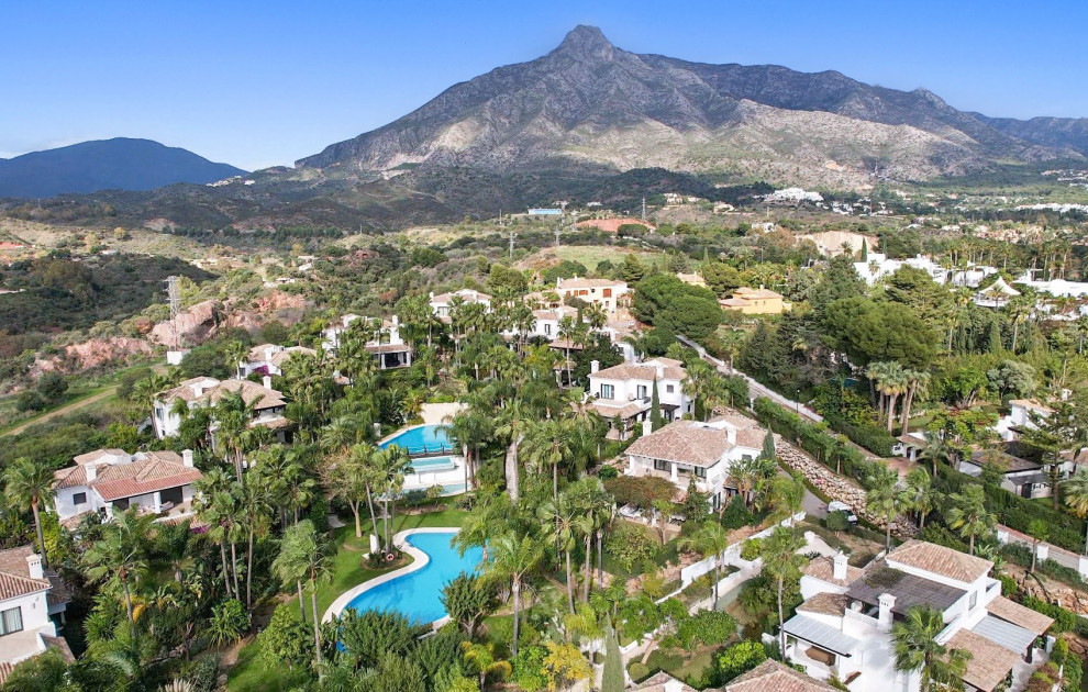 Elegante Villa de Lujo de Cinco Dormitorios Orientada al Sur en Las Lomas de Magna Marbella