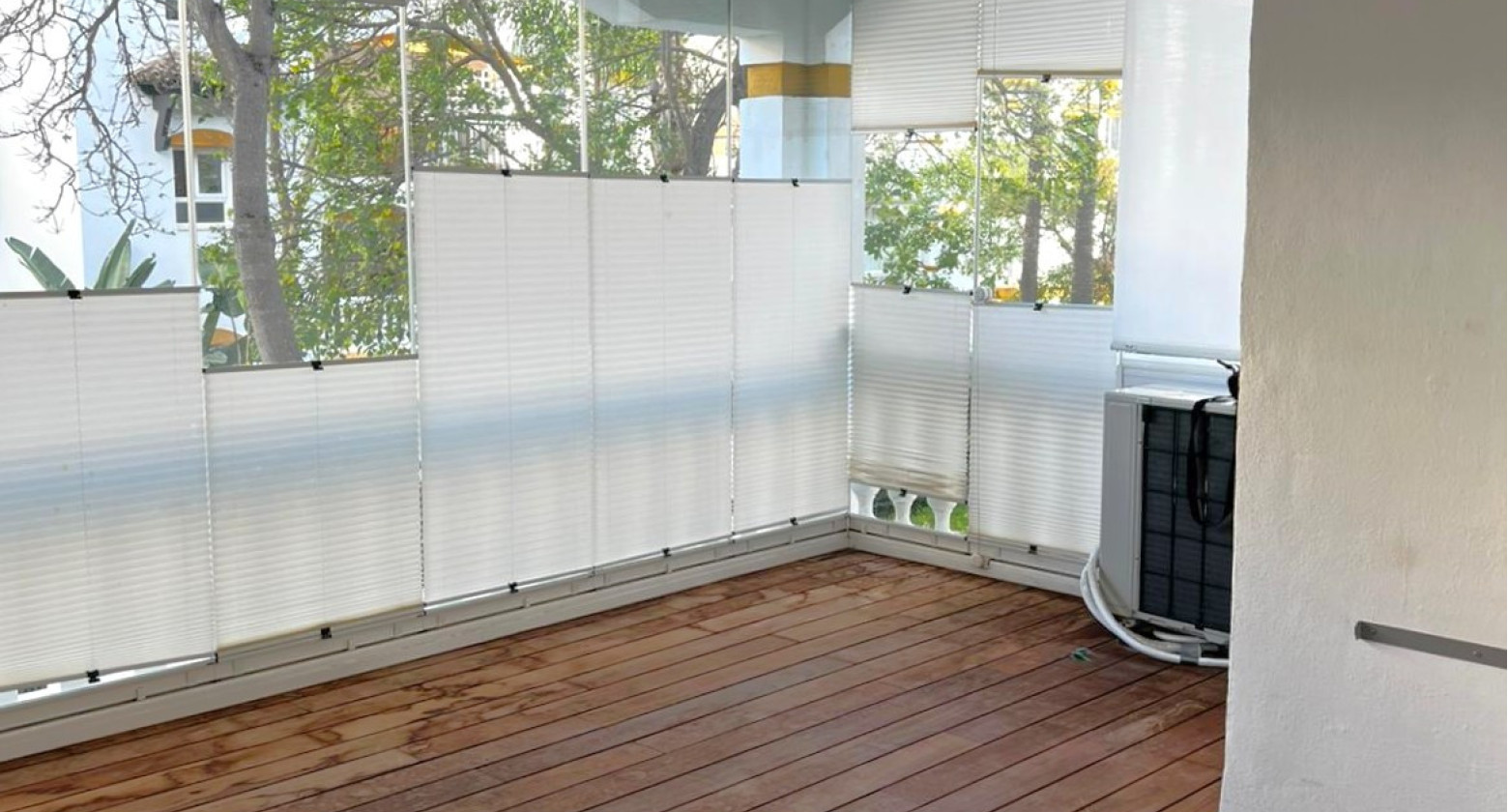 Two-bedroom apartment of 75 m² built in the prestigious Dama de Noche urbanisation, in Nueva Andalucía, a stone's throw from Puerto Banús and surrounded by golf courses.