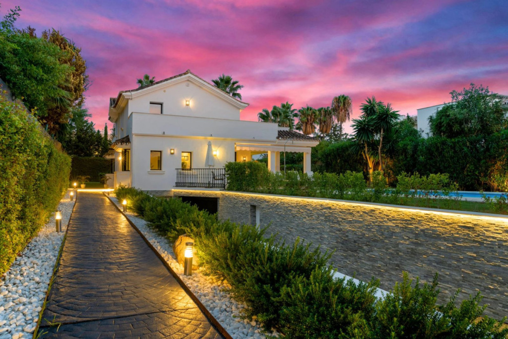 Detached Villa — Nueva Andalucía