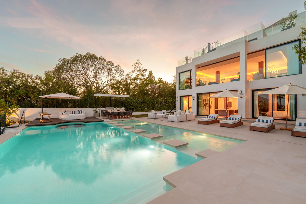 Villa – Chalet — Nueva Andalucía