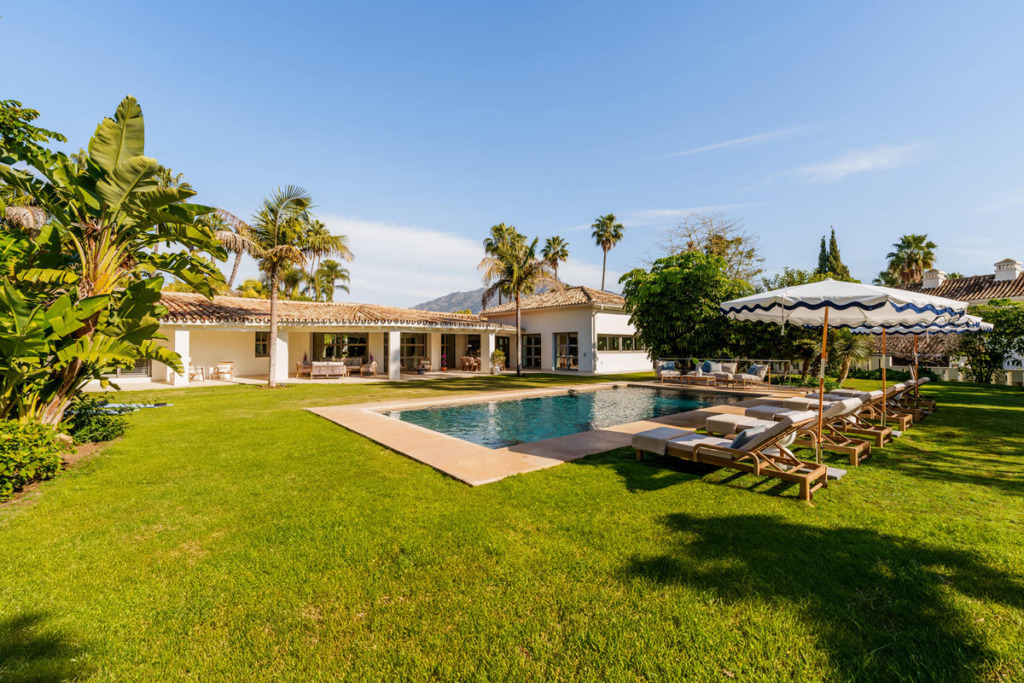 Detached Villa — Nueva Andalucía