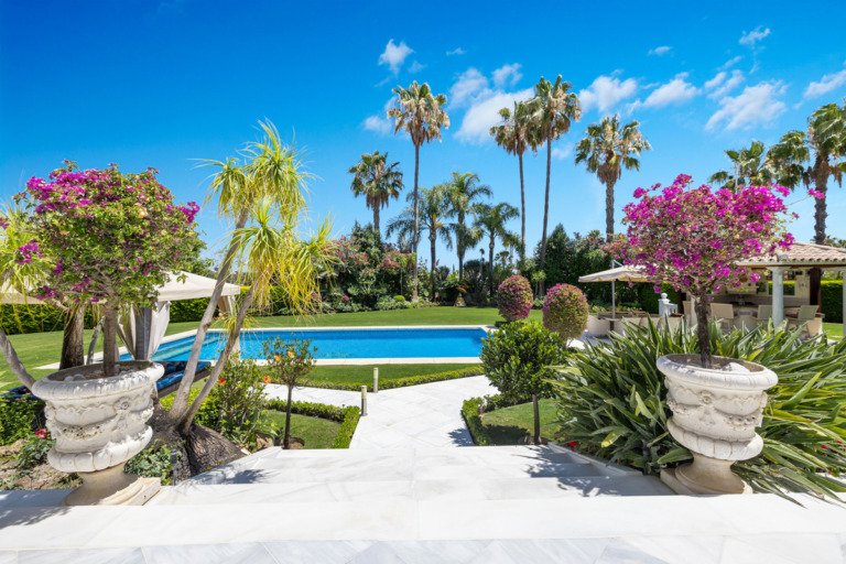 Detached Villa — Nueva Andalucía