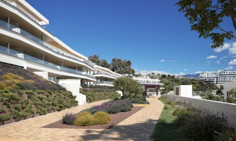 Апартамент средний этаж — Estepona