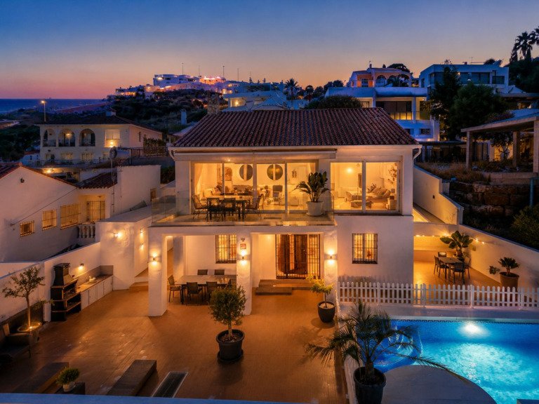 Villa – Chalet — Estepona