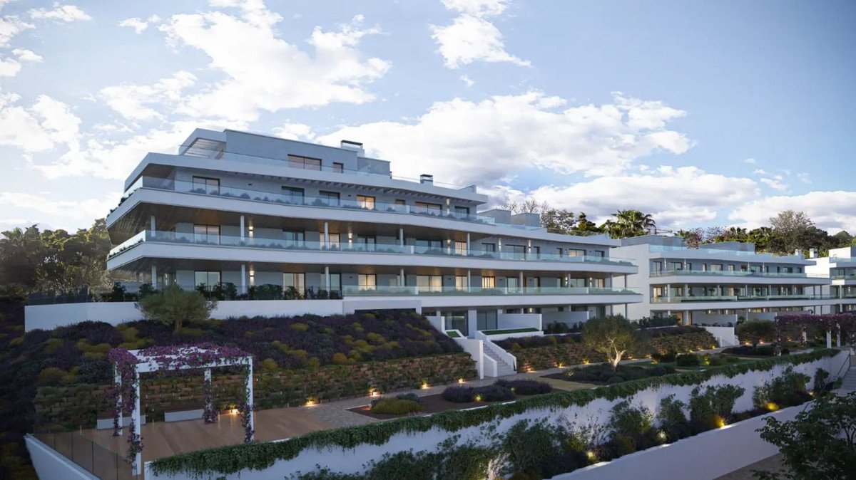 Апартамент средний этаж — Estepona