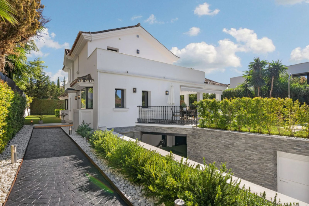 Detached Villa — Nueva Andalucía