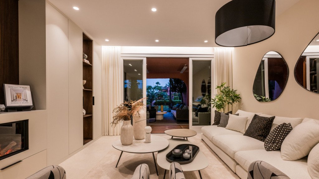 Апартамент средний этаж — Estepona