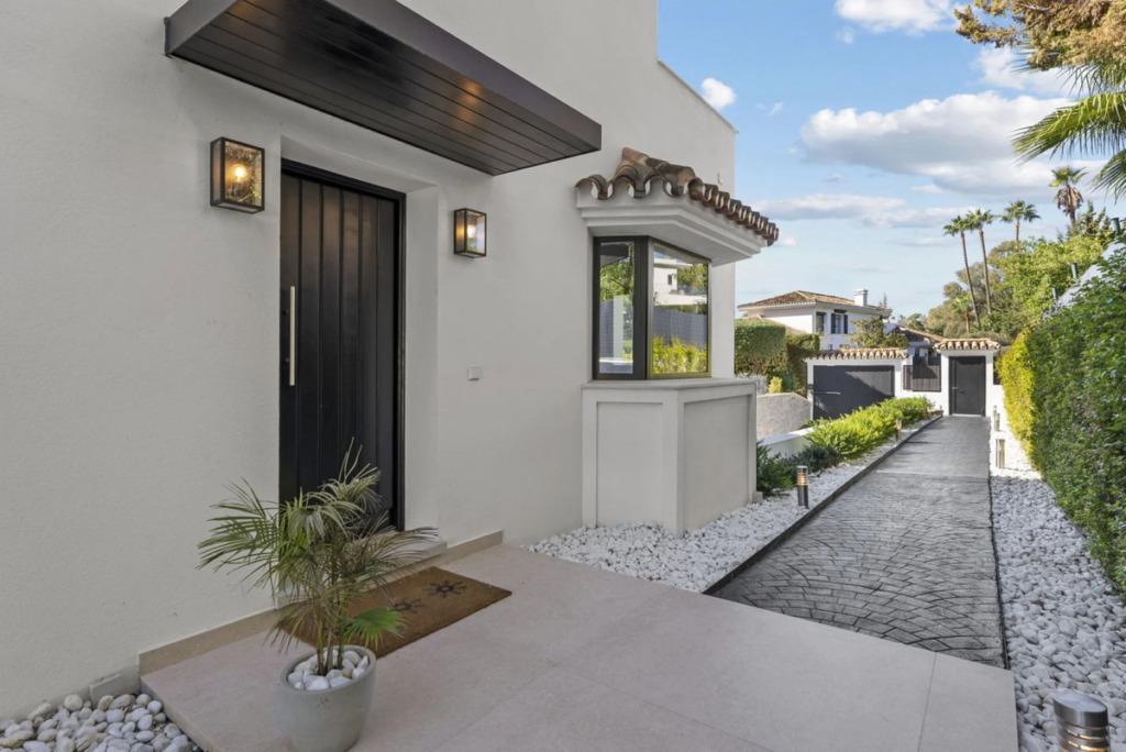 Detached Villa — Nueva Andalucía