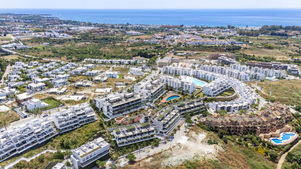 Апартамент средний этаж — Estepona