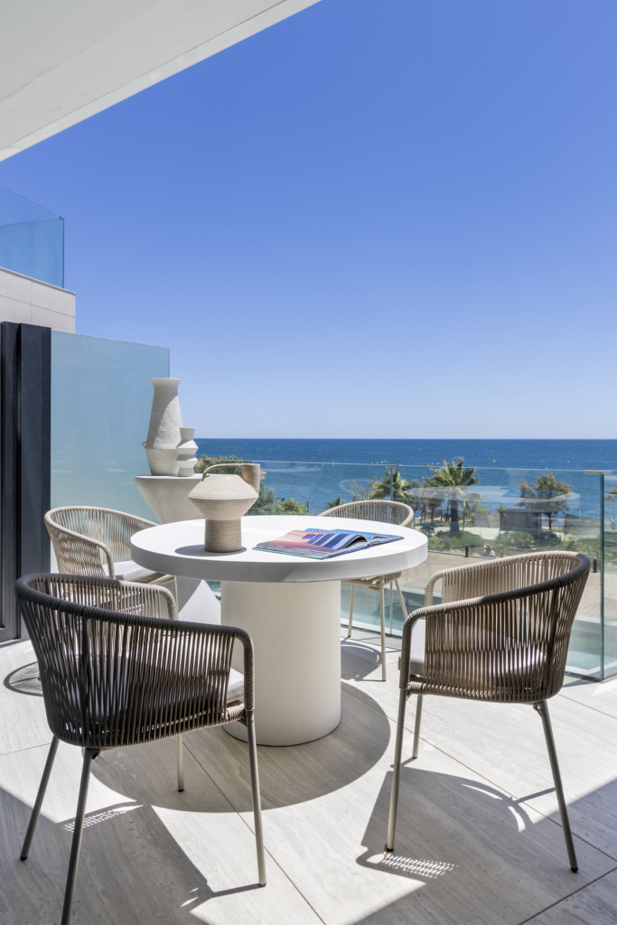 Апартамент средний этаж — Estepona