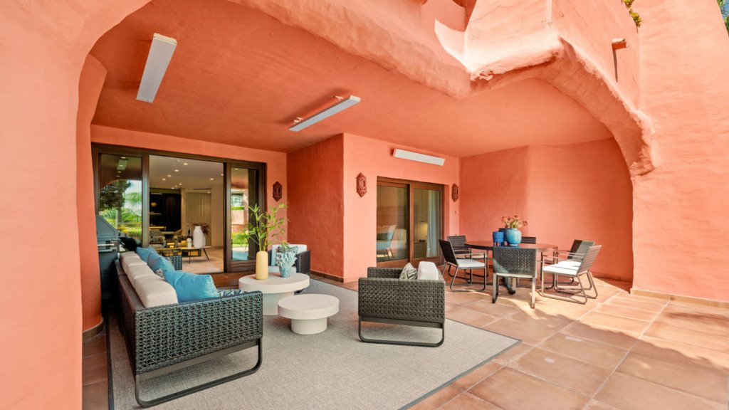 Апартамент средний этаж — Estepona