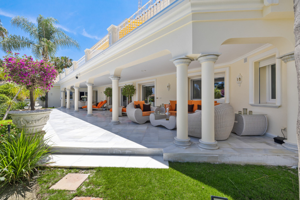 Villa – Chalet — Nueva Andalucía