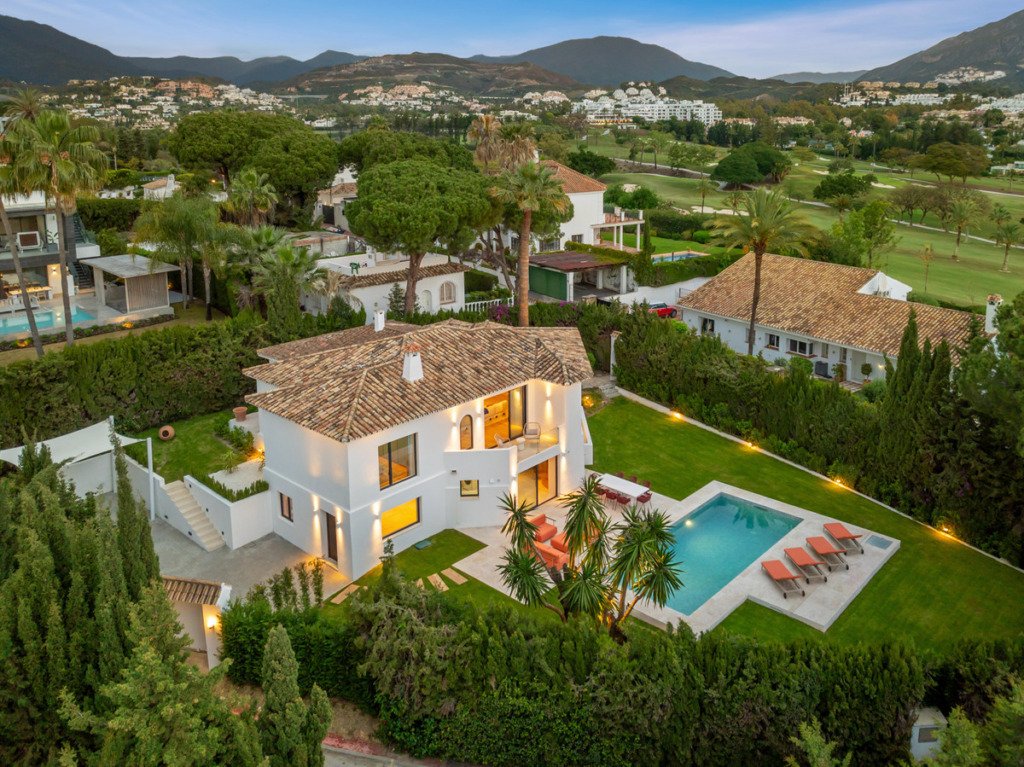 Detached Villa — Nueva Andalucía