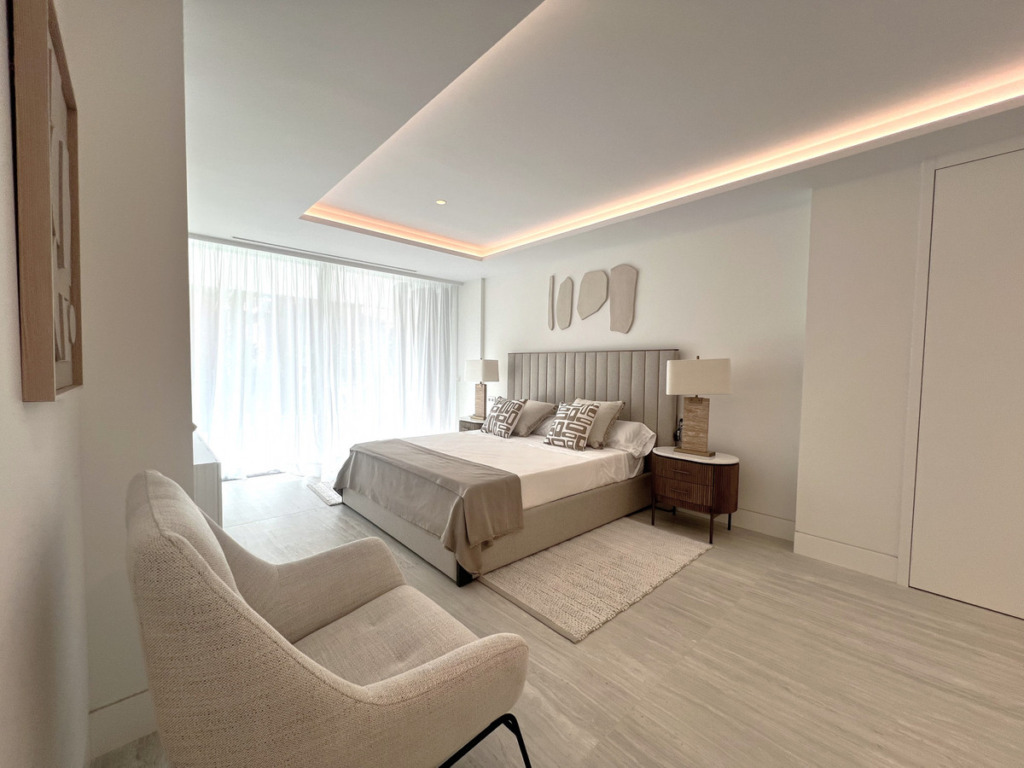 Апартамент средний этаж — Estepona
