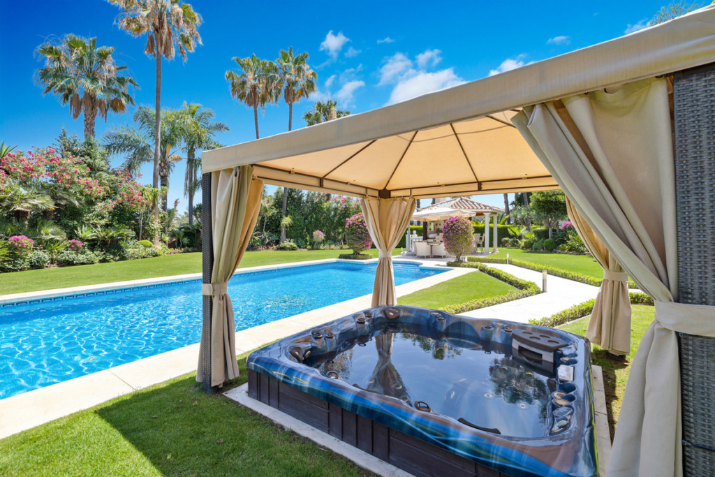 Villa – Chalet — Nueva Andalucía