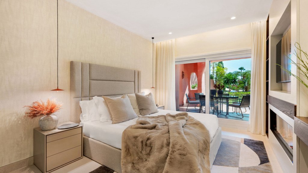 Апартамент средний этаж — Estepona
