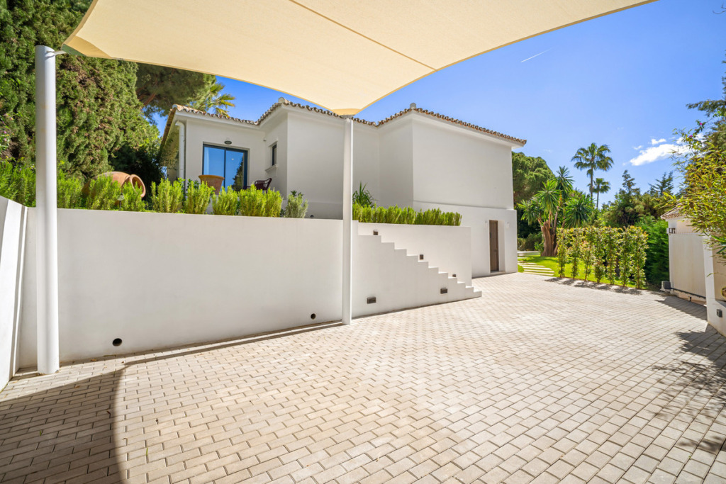 Detached Villa — Nueva Andalucía