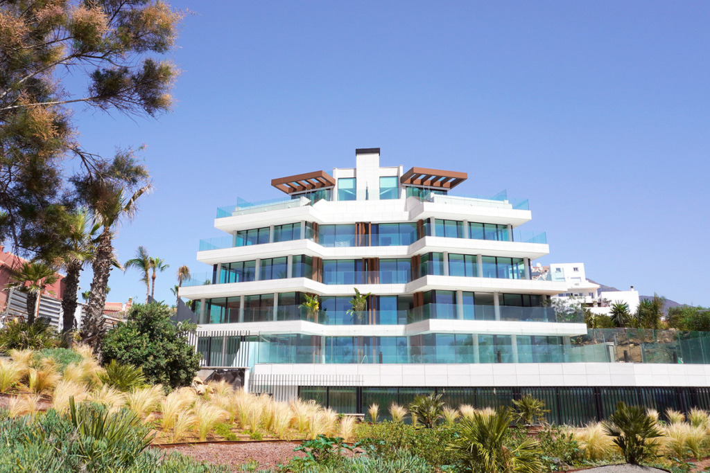 Апартамент средний этаж — Estepona