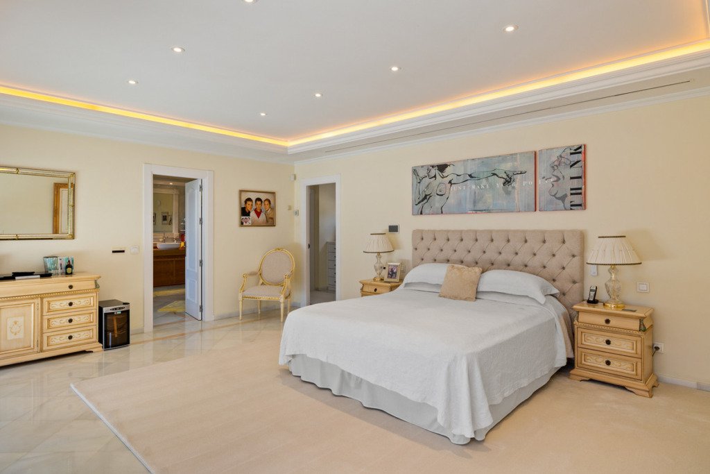 Detached Villa — Nueva Andalucía