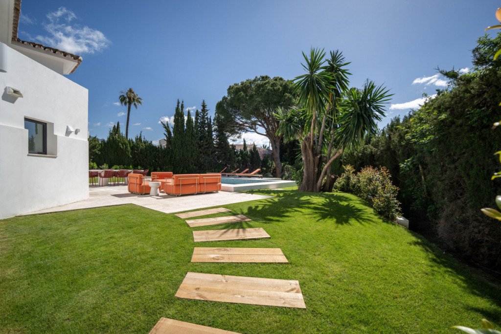 Detached Villa — Nueva Andalucía