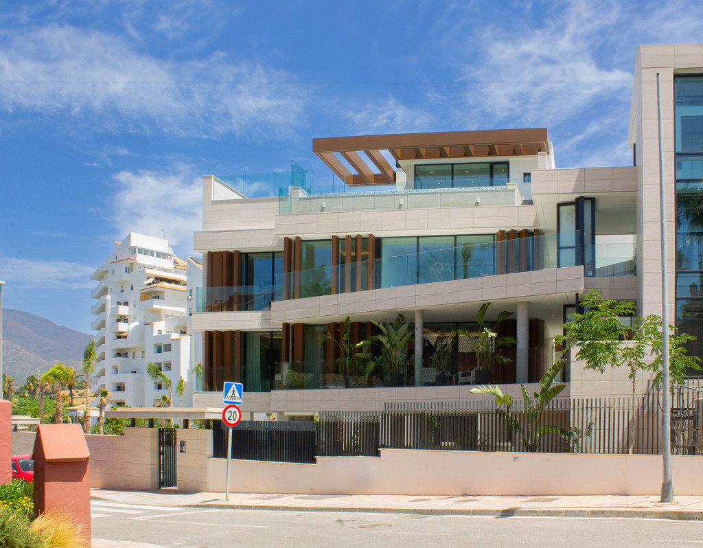 Апартамент средний этаж — Estepona