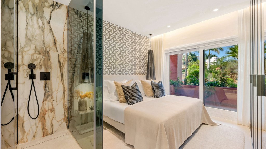 Апартамент средний этаж — Estepona