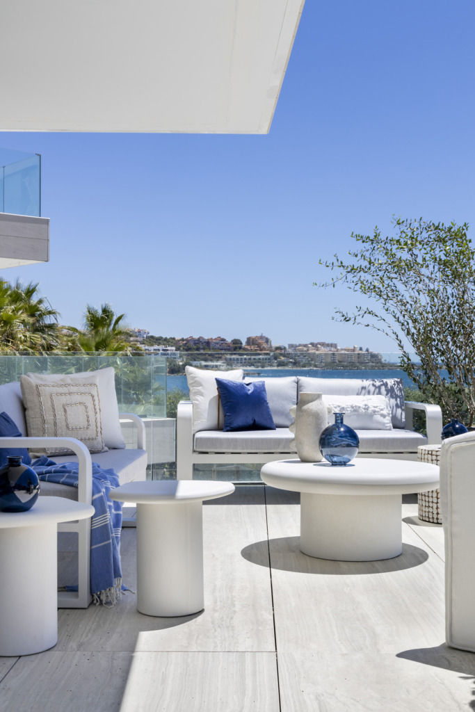 Апартамент средний этаж — Estepona