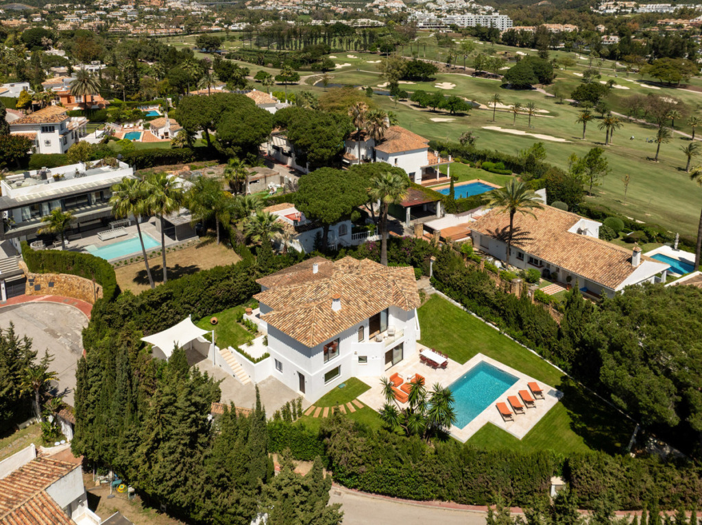 Detached Villa — Nueva Andalucía